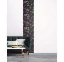 Intérieur avec papier peint fleuri foncé, canapé et table