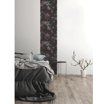 Chambre avec papier peint floral, lit et table