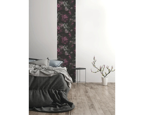 Chambre avec papier peint floral, lit et table