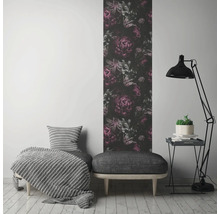 Ambiance intérieure avec papier peint à motifs floraux, banc, lampe et décoration