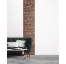 Salon avec canapé, table basse et mur en briques