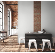 Cuisine claire et spacieuse avec mur en briques et parquet