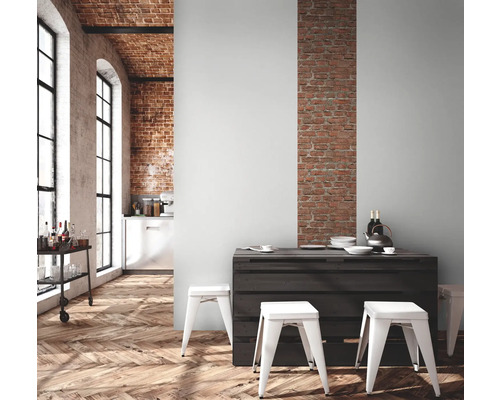 Cuisine claire et spacieuse avec mur en briques et parquet