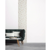 Intérieur avec papier peint à motifs floraux et canapé