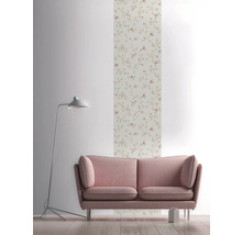 Salon décoratif avec papier peint, canapé et lampadaire