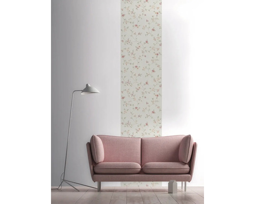 Salon décoratif avec papier peint, canapé et lampadaire