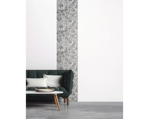 Salon avec canapé vert foncé, table basse et papier peint à motifs floraux