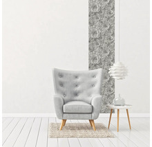 Coin lecture avec fauteuil, table d''appoint et papier peint à fleurs