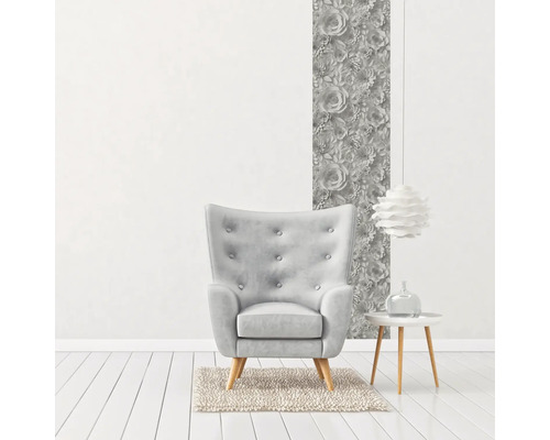 Coin lecture avec fauteuil, table d''appoint et papier peint à fleurs