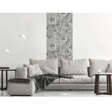 Salon avec papier peint floral, canapé et tables d''appoint