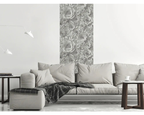 Salon avec papier peint floral, canapé et tables d''appoint