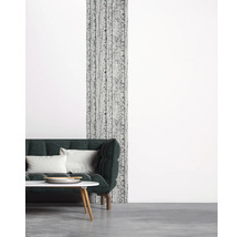 Salon avec canapé, table et papier peint à motif de bouleau