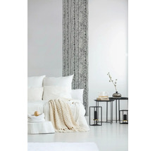 Chambre lumineuse avec lit, tables d''appoint et rideau à motif de bouleau.