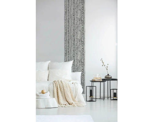 Chambre lumineuse avec lit, tables d''appoint et rideau à motif de bouleau.