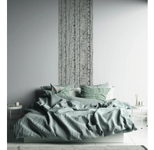 Chambre avec lit, tables de chevet et papier peint à motif de bouleau