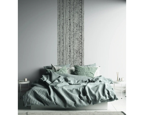 Chambre avec lit, tables de chevet et papier peint à motif de bouleau