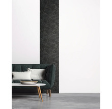 Salon avec canapé, table et décoration murale