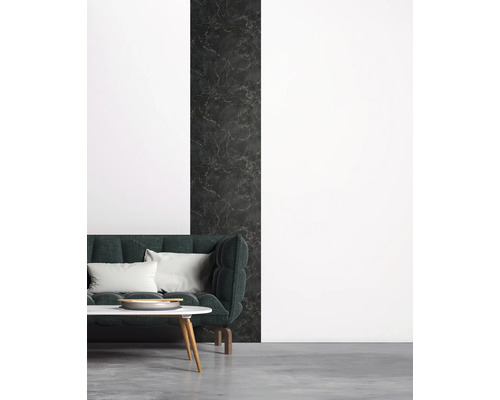 Salon avec canapé, table et décoration murale