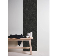 Décoration murale décorative aspect marbre à côté d''un banc en bois avec des accessoires de salle de bain.