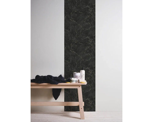 Décoration murale décorative aspect marbre à côté d''un banc en bois avec des accessoires de salle de bain.