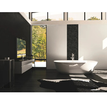 Salle de bain moderne avec baignoire îlot, lavabo et grande fenêtre.