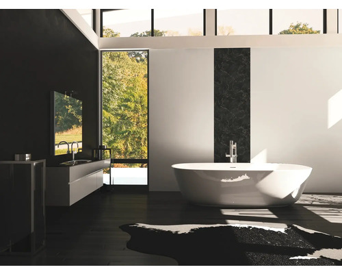 Salle de bain moderne avec baignoire îlot, lavabo et grande fenêtre.