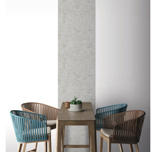 Scène avec table à manger et chaises devant un mur d''accent