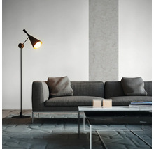 Salon avec canapé, lampadaire et table basse