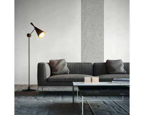 Salon avec canapé, lampadaire et table basse