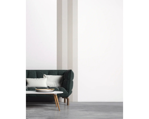 Salon avec canapé, table basse et mur rayé