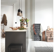 Scène de cuisine avec ustensiles, herbes aromatiques, suspensions et tableau noir