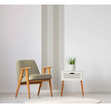 Fauteuil et table de chevet avec plante dans une pièce lumineuse