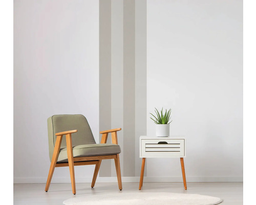 Fauteuil et table de chevet avec plante dans une pièce lumineuse