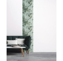 Salon avec canapé, table et papier peint à motifs végétaux