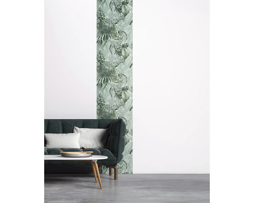 Salon avec canapé, table et papier peint à motifs végétaux