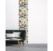 Salon avec papier peint à motifs floraux, canapé et table