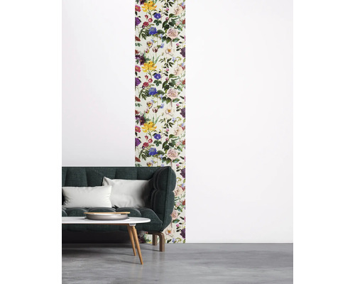 Salon avec papier peint à motifs floraux, canapé et table