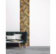 Exemple d''aménagement intérieur avec un papier peint à motifs avec des motifs végétaux derrière un canapé.