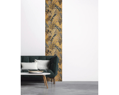 Exemple d''aménagement intérieur avec un papier peint à motifs avec des motifs végétaux derrière un canapé.