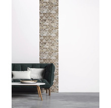 Scène d''intérieur avec mur de briques, canapé et table