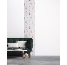 Salon avec papier peint à motifs de montgolfières, canapé et table