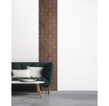 Salon avec papier peint à motifs, canapé et table