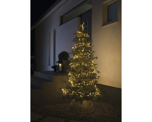 Arbre de Noël avec lumières à l''extérieur