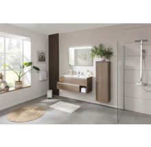 Modernes Badezimmer mit Waschtisch, Spiegel, Schrank, Dusche und Accessoires für ein stilvolles Ambiente.