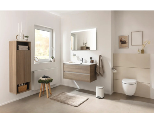 Modernes Badezimmer mit Waschtisch, Spiegelschrank, Hängeschrank und Hänge-WC in einem hellen und freundlichen Design.