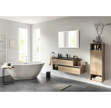 Badezimmer mit Badewanne, Waschtisch, Spiegel und Hochschrank für ein helles und freundliches Ambiente.