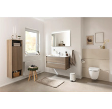 Modernes Badezimmer mit Waschtisch, Spiegelschrank, Hochschrank und wandhängendem WC für ein helles und freundliches Ambiente