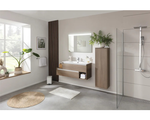 Modernes Badezimmer mit Waschtisch, Spiegelschrank, Hochschrank und Dusche.