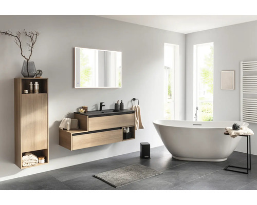 Modernes Badezimmer mit Waschtisch, Spiegel, Badewanne und Hochschrank für ein stilvolles Ambiente