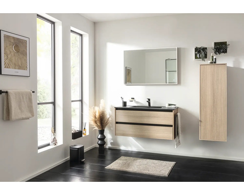 Badezimmer mit Waschtischunterschrank, Spiegel, Hochschrank und Dekoration in hellem, modernem Design